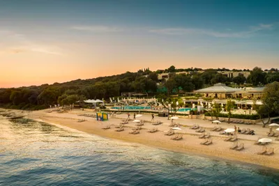 Camping Amarin - Blick auf den Strand mit Liegestühlen und Sonnenschirmen