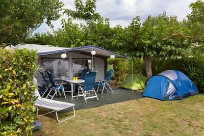 Camping L'Amfora  -  Wohnmobilstellplatz und Zeltplatz vom Campingplatz auf grüner Wiese