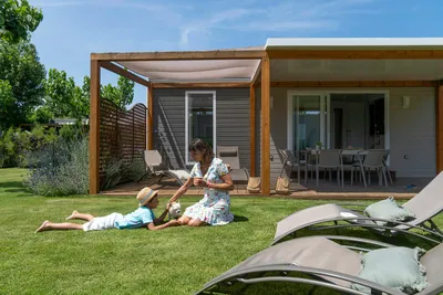 Camping L'Amfora  - Mobilheim mit Terrasse auf dem Campingplatz