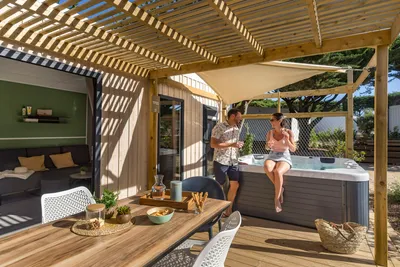 Camping Sandaya Amis de la Plage - Außenansicht eines Mobilheims mit Terrasse und Whirlpool