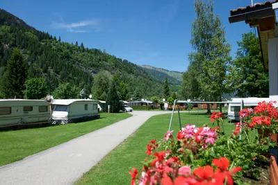 Camping Andeer - Wohnmobilstellplätzen auf der Wiese des Campingplatzes
