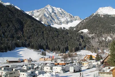 Camping Antholz - Übersicht auf das gesamte Campingplatz Gelände  im schnee mit Blick auf die Berge