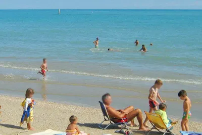 Camping Arcobaleno - Badegäste am Strand vordem Campingplatz mit Blick auf das ligurische Meer