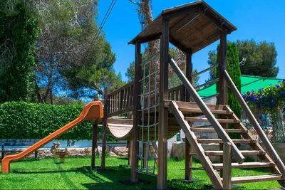 Camping Arena Blanca - Kletterburg des Kinderspielplatzes mit Rutsche