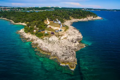 Camp Arena Stoja - Luftaufnahme auf die Stellplätze an einer Klippe am Mittelmeer