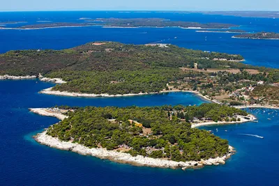 Camp Arena Stoja - Luftaufnahme auf die Insel, auf der der Campingplatz liegt