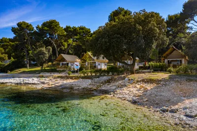 Camp Arena Stoja - Glamping Zelten  mit Blick auf das Meer im Schatten der Bäume auf dem Campingplatz