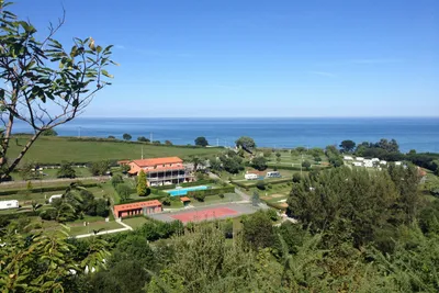 Camping Arenal de Moris  -  Luftaufnahme vom Campingplatz an der Atlantikküste Spaniens mit Sportplatz