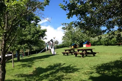 Camping Arenal de Moris  -  Spielplatz vom Campingplatz auf grüner Wiese