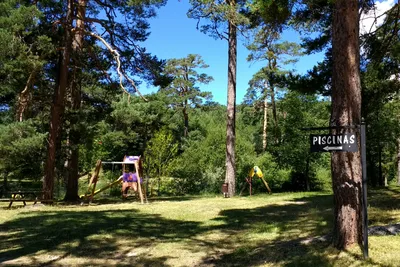 Camping Arlanza -  Spielplatz unter Bäumen auf dem Campingplatz