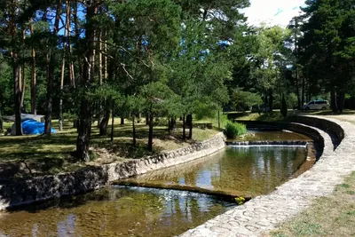 Camping Arlanza - Zeltstellplätze am Bach im Schatten