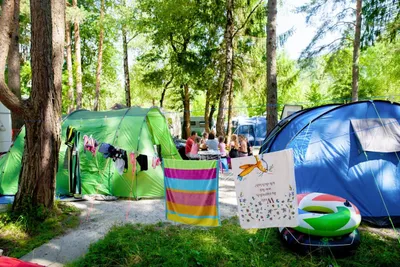 Camping Arneitz - Zelte auf dem Zeltplatz zwischen Bäumen