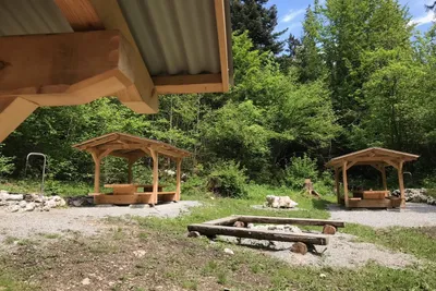 Camping Arnist - überdachte Sitzgelegenheiten und eine Feuerstelle auf dem Campingplatz