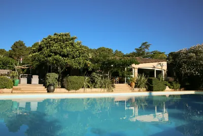 Camping Arutoli - Pool und Restaurant auf dem Campingplatz
