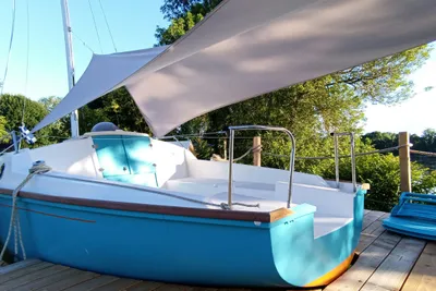 Camping Au Bord de Loire - Entspannungsbereich mit einem Boot gebaut