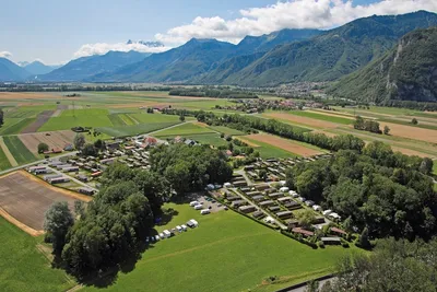 Camping Au Grand-Bois - Vogelperspektive auf den Campingplatz und die Berge im Hintergrund