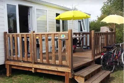 Camping Aux Grands Espaces  - Fahrräder am Mobilheim vom Campingplatz mit Veranda