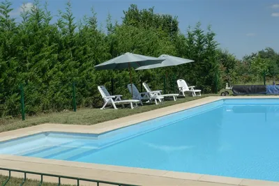 Camping Aux Mêmes - Pool mit Liegestühlen und Sonnenschirmen auf dem Campingplatz