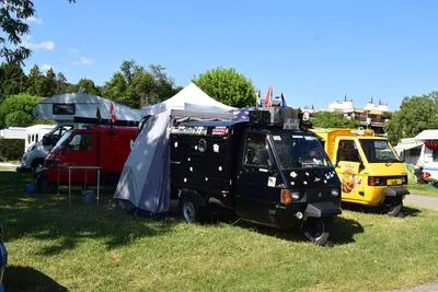 Camping Aux Vernes - Mehrere motorisierte Dreiräder auf einem Stellplatz