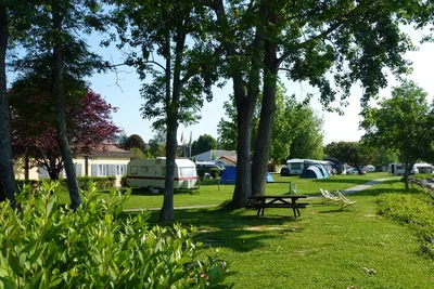 Camping Aux Vernes - Wohnwagen- und Zeltstellplatz im Grünen