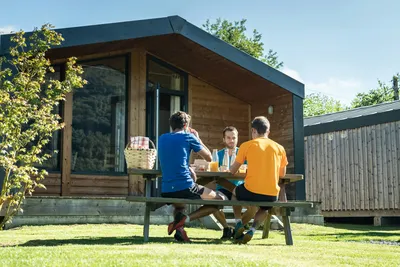 Camping Azun Nature - Gäste beim Frühstücken vor ihrem Mobilheim