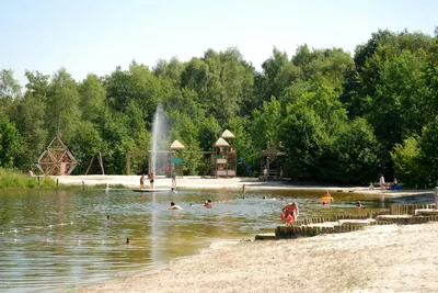 Camping Baalse Hei - Spielplatz am Strand umgeben von Bäumen mit Zugang zum Wasser 