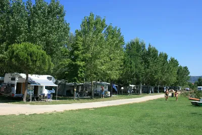 Camping Badiaccia - Wohnwagen- und Zeltstellplatz unter Bäumen