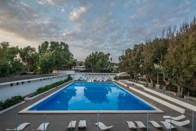 Camping Baia Dei Coralli  -  Pool vom Campingplatz mit Liegestühlen