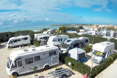 Camping Baia Dei Coralli  -  Luftaufnahme vom Stellplatz auf dem Campingplatz mit Meerblick