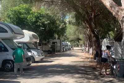Camping Baia del Sole - Wohnmobil- und  Wohnwagenstellplätze im Schatten der Bäume