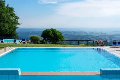 Camping Barco Reale  -  Pool vom Campingplatz mit Blick auf die umliegende Landschaft