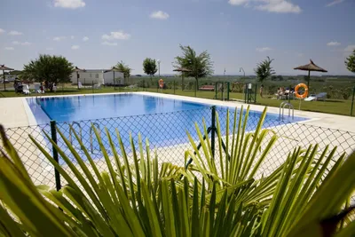 Camping Las Bardenas - Outdoor-Pool auf dem Campingplatz