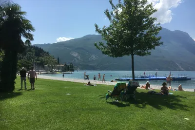 Camping Bavaria - Wiese, Steg und Bootsanlegestelle am Strand vom Campingplatz am Gardasse
