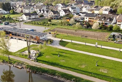 Camping Beachclub Fachbach an der Lahn - Leere Stellplätze am Ufer auf dem Campingplatz