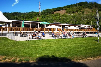 Camping Beachclub Fachbach an der Lahn - restaurant Terrasse mit Sonnenschirmen
