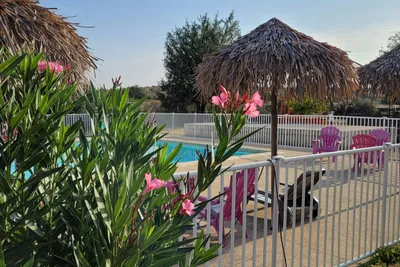 Camping Beaume Giraud - Pool mit Liegestühlen und Sonnenschirmen auf dem Campingplatz