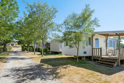 Camping Beaume Giraud  - Mobilheime mit Veranda auf dem Campingplatz