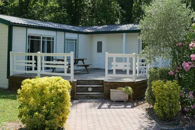 Camping Bel Air - Bungalow mit Veranda auf dem Campingplatz