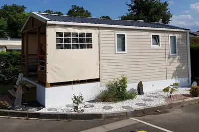 Camping Bel Air - Mobilheim mit überdachter Veranda auf dem Campingplatz