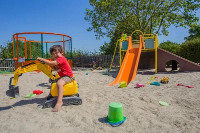 Camping Sites et Paysages Bel' Époque du Pilat - spielendes Kind auf dem Spielplatz vom Campingplatz