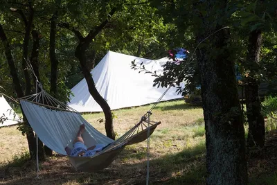 Camping Sites et Paysages Bel' Époque du Pilat - Campinggast in der Hängematte