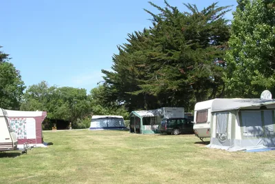 Camping Bel Essor - Wohnmobil- und Wohnwagenstandplätze auf der Wiese