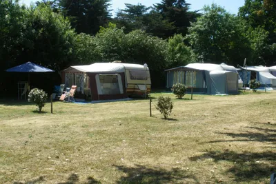 Camping Bel Essor - Blick auf die Standplätze auf der Wiese