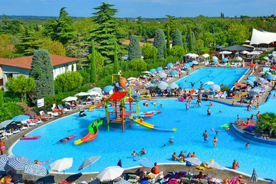 Camping Bella Italia - Campingplatz Außenbereich mit Blick auf den Pool