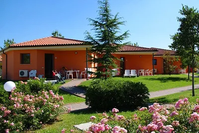 Camping Bella Italia -  Chalet mit Veranda auf dem Campingplatz