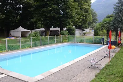 Camping Bellinzona - Swimmingpool mit Liegestühlen am Rand