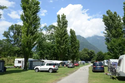 Camping Bellinzona - Wohnwagen- und Zeltstellplatz zwischen Bäumen