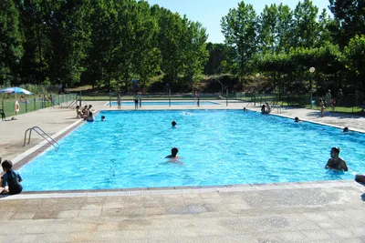 Camping Berceo  -  Camper im Pool vom Campingplatz