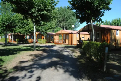 Camping Berceo - Mobilheime vom Campingplatz mit Veranden zwischen Bäumen