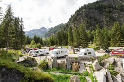Camping Bergkristall Pfelders - Blick auf die Standplätze mit Bergen im Hintergrund